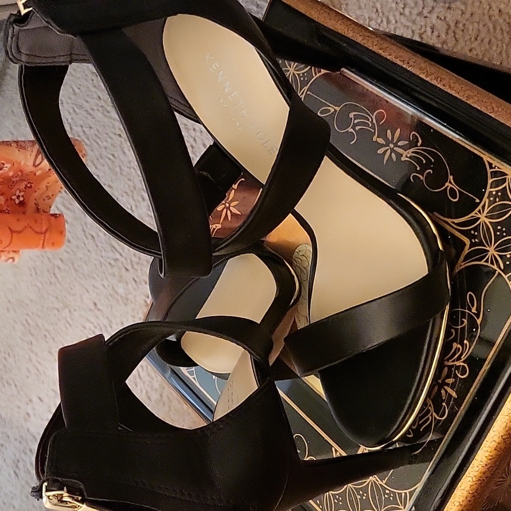 Kenneth Cole heel 4 inch heel.